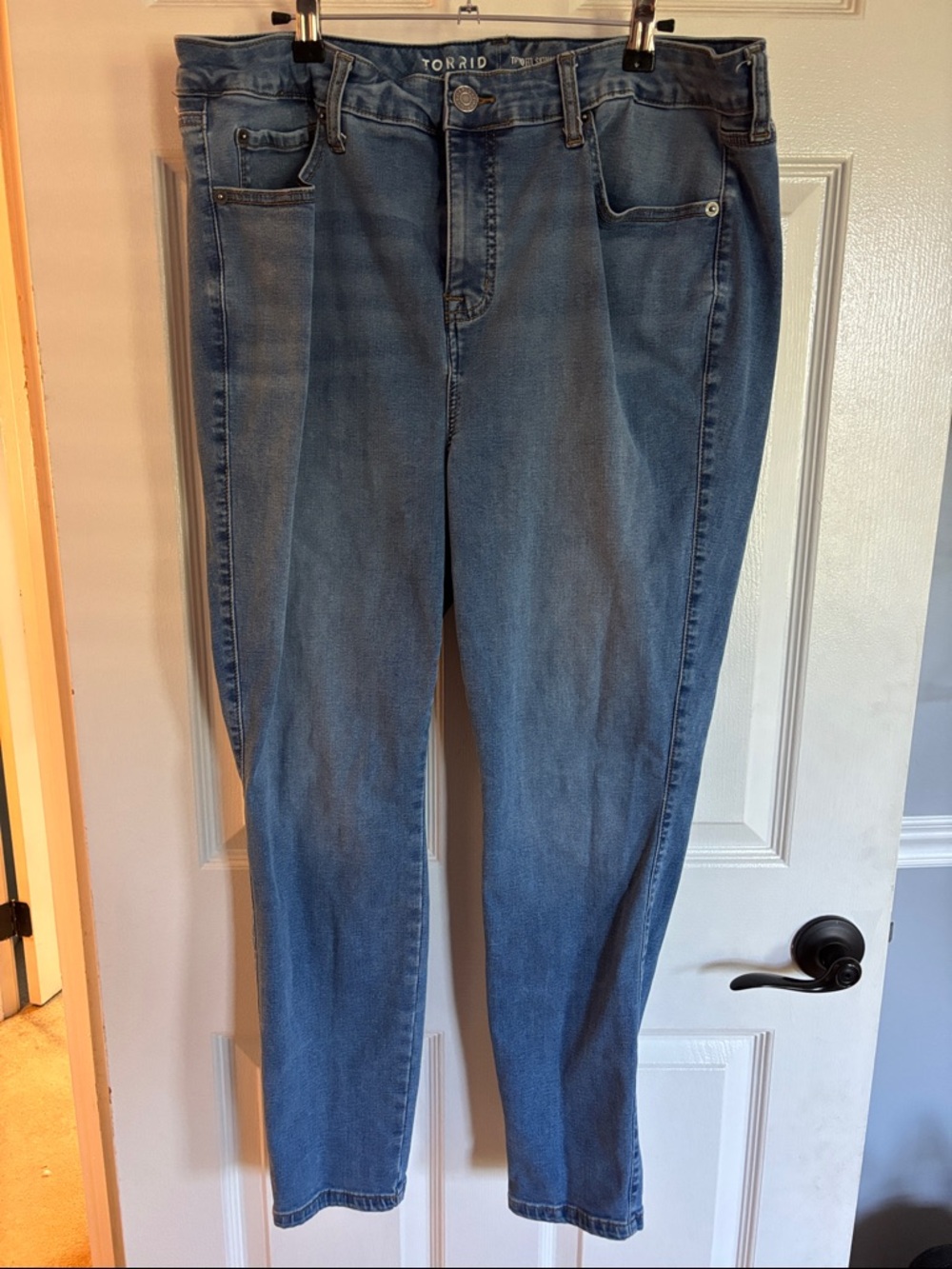 torrid Stretch Skinny Jeans in Medium Blue Wash